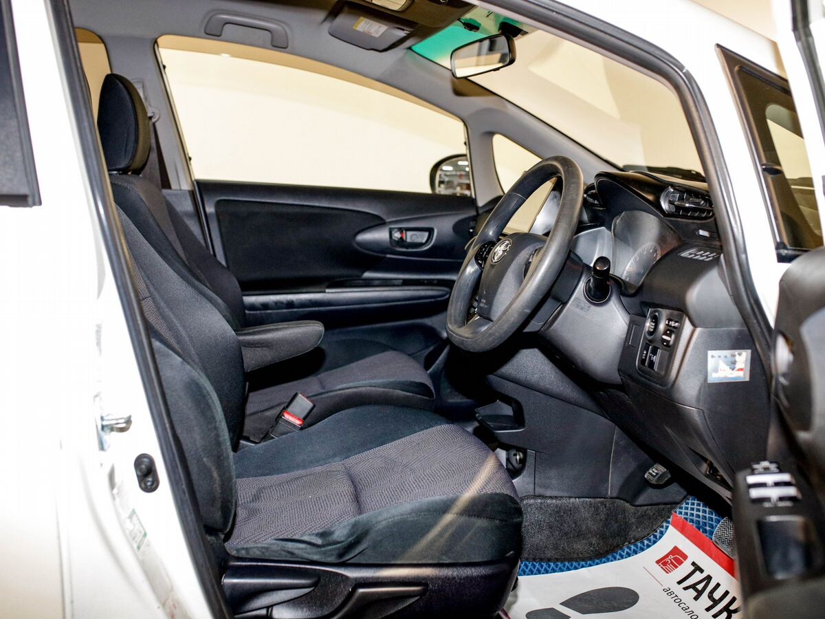 Toyota Wish 2012 - фото автомобиля