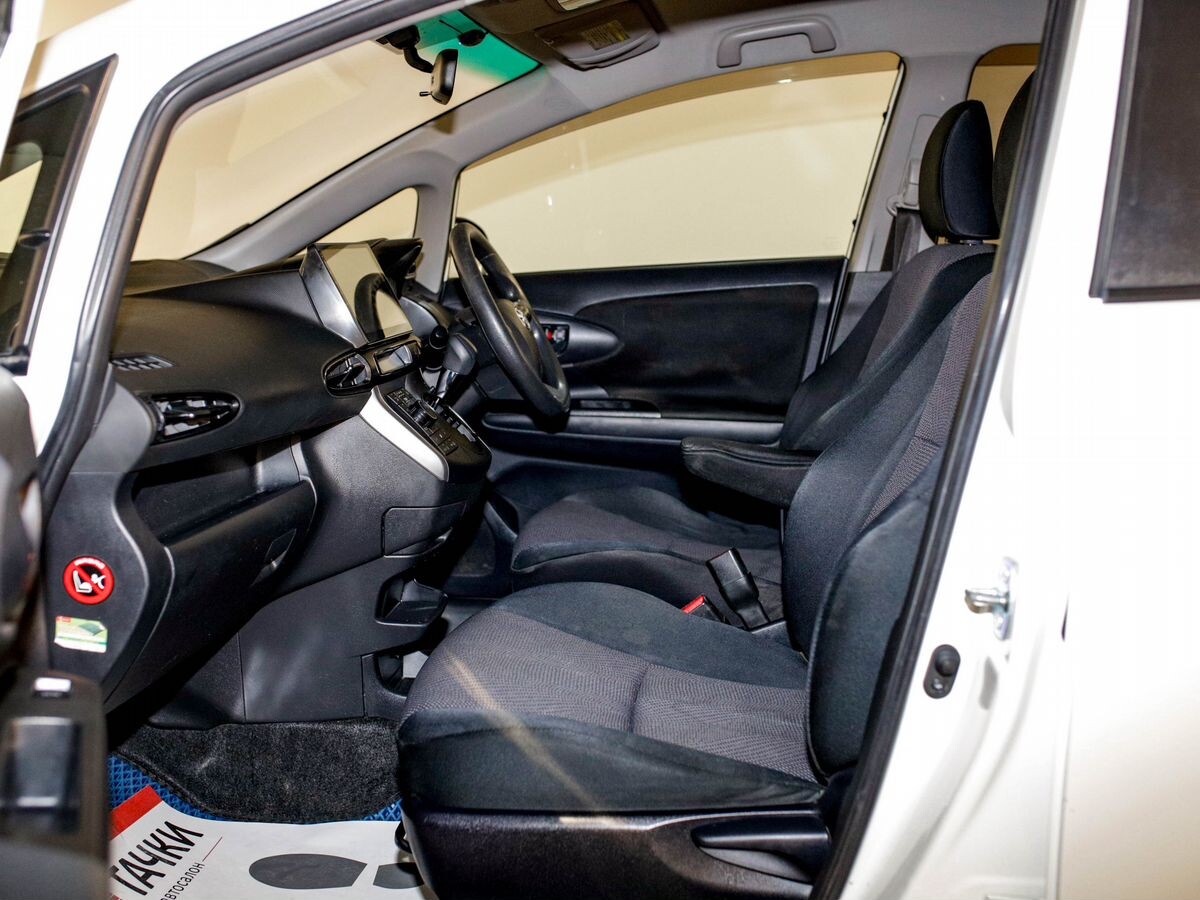 Toyota Wish 2012 - фото автомобиля