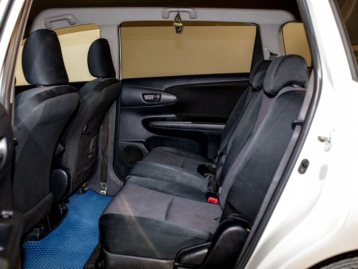 Toyota Wish 2012 - фото автомобиля