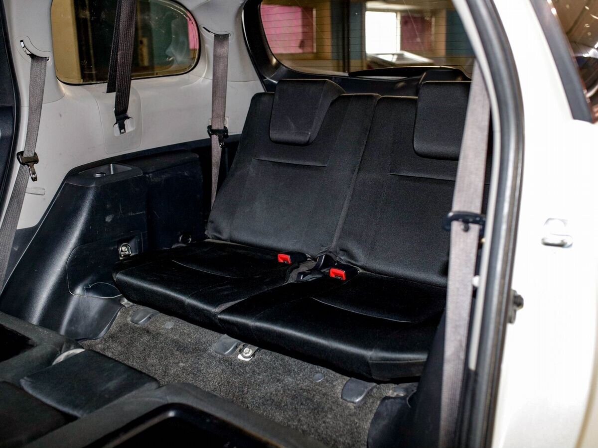 Toyota Wish 2012 - фото автомобиля