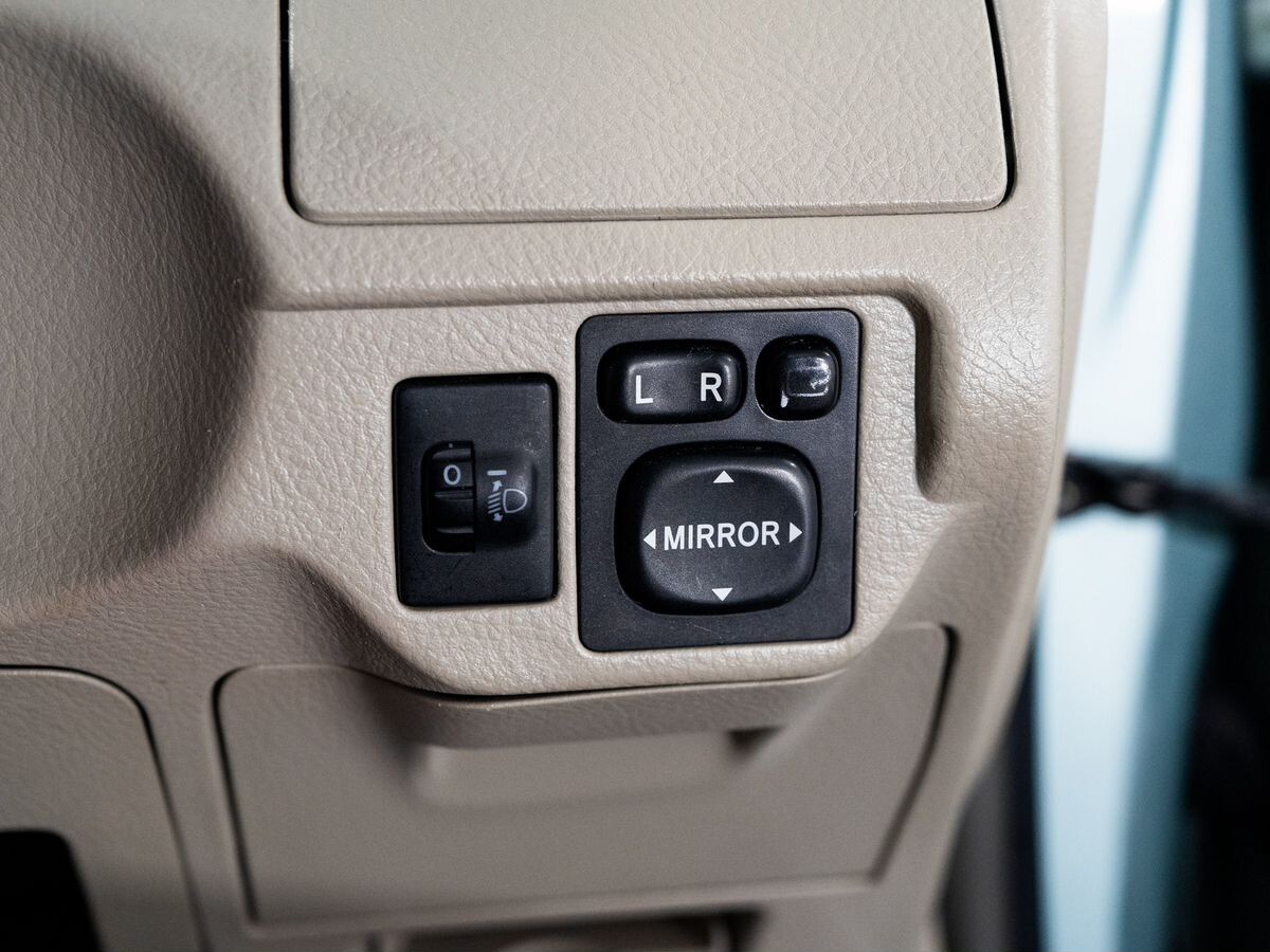 Toyota Belta 2009 - фото автомобиля