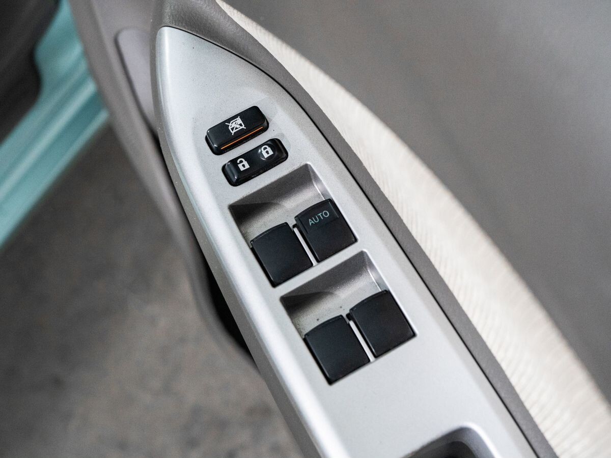 Toyota Belta 2009 - фото автомобиля