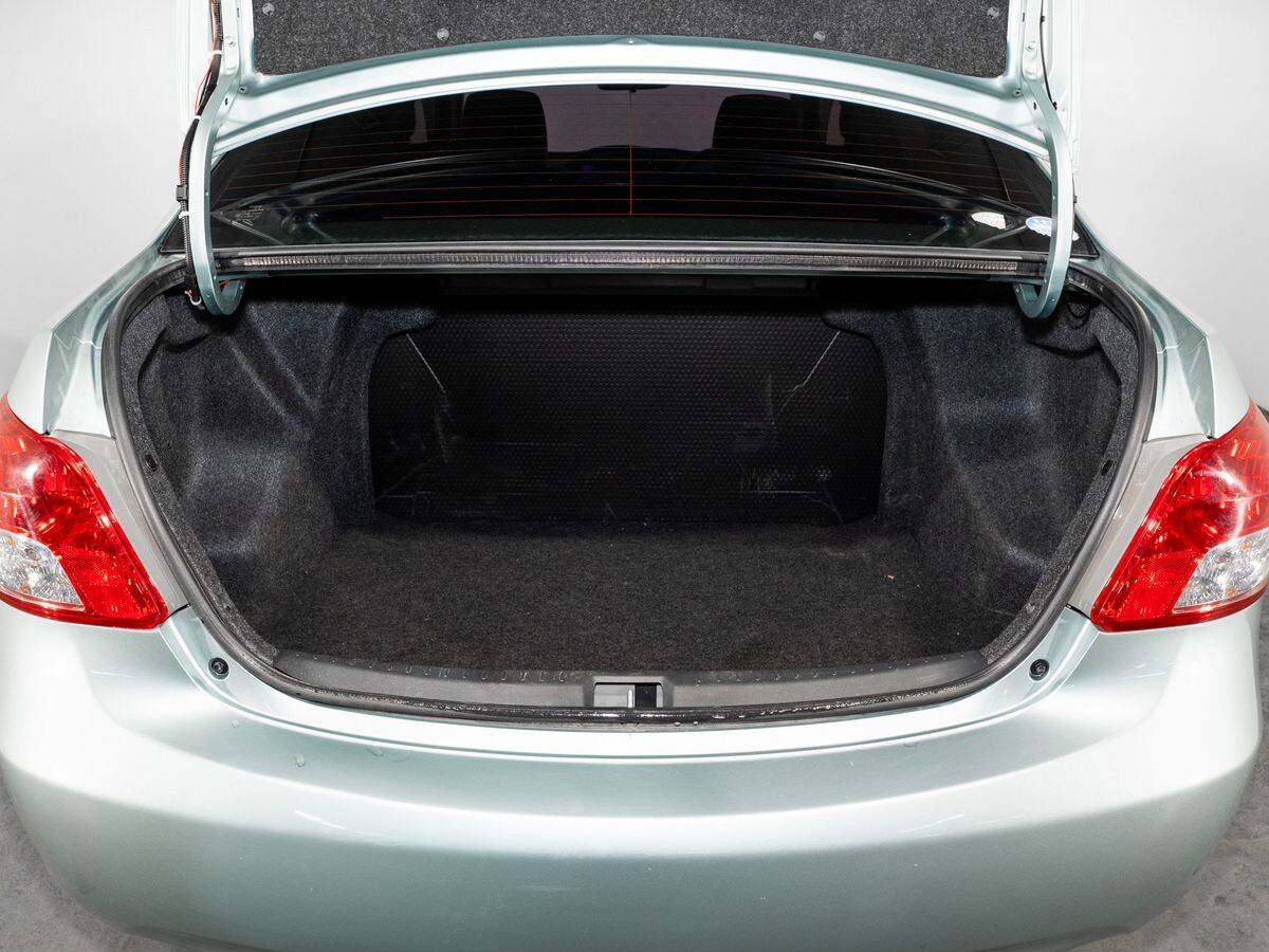 Toyota Belta 2009 - фото автомобиля