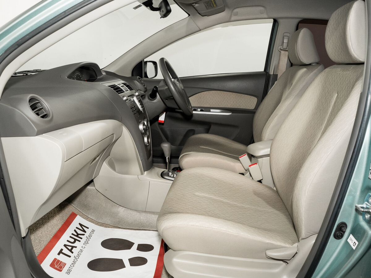 Toyota Belta 2009 - фото автомобиля