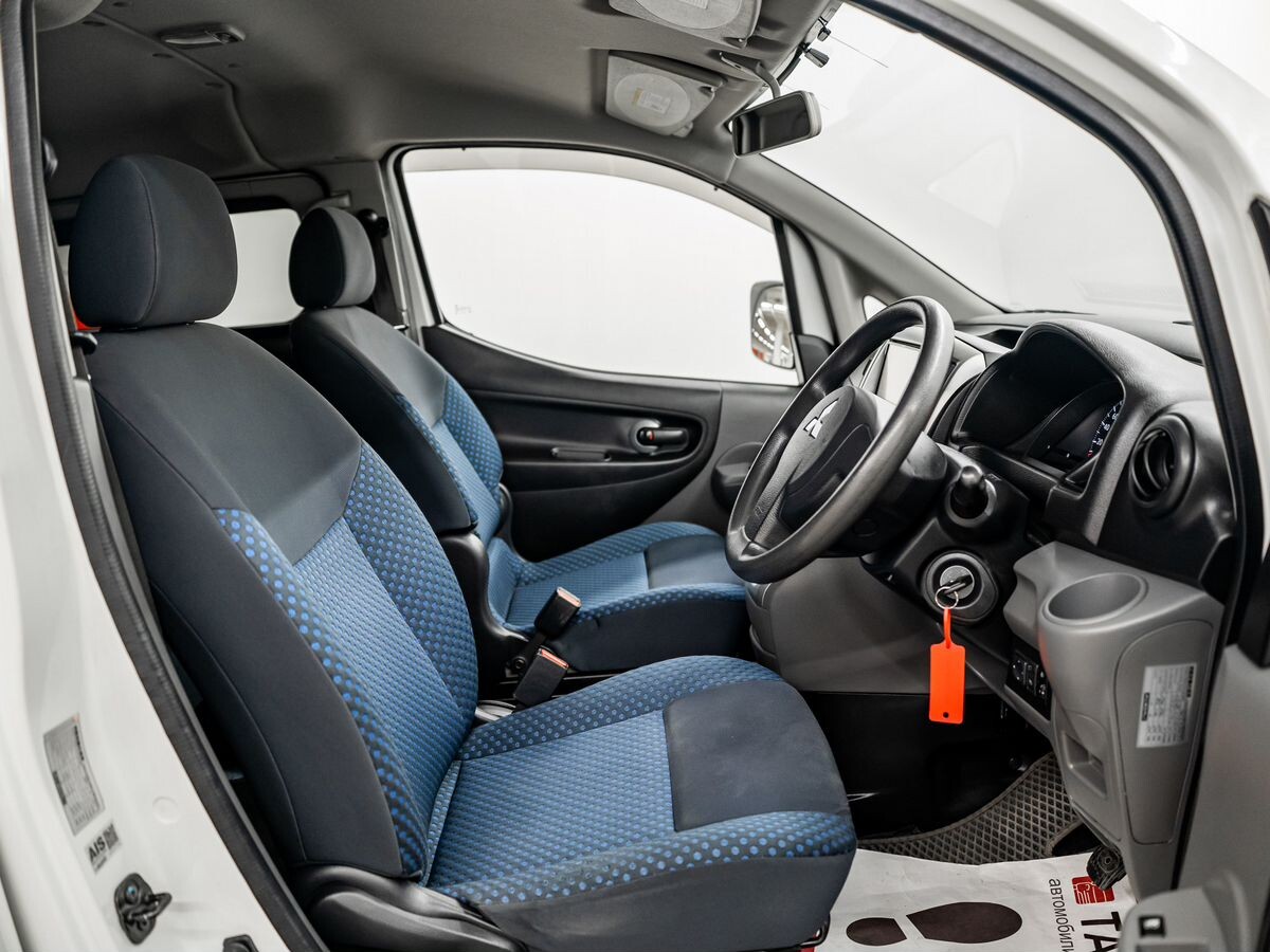 Mitsubishi Delica D:3 2011 - фото автомобиля
