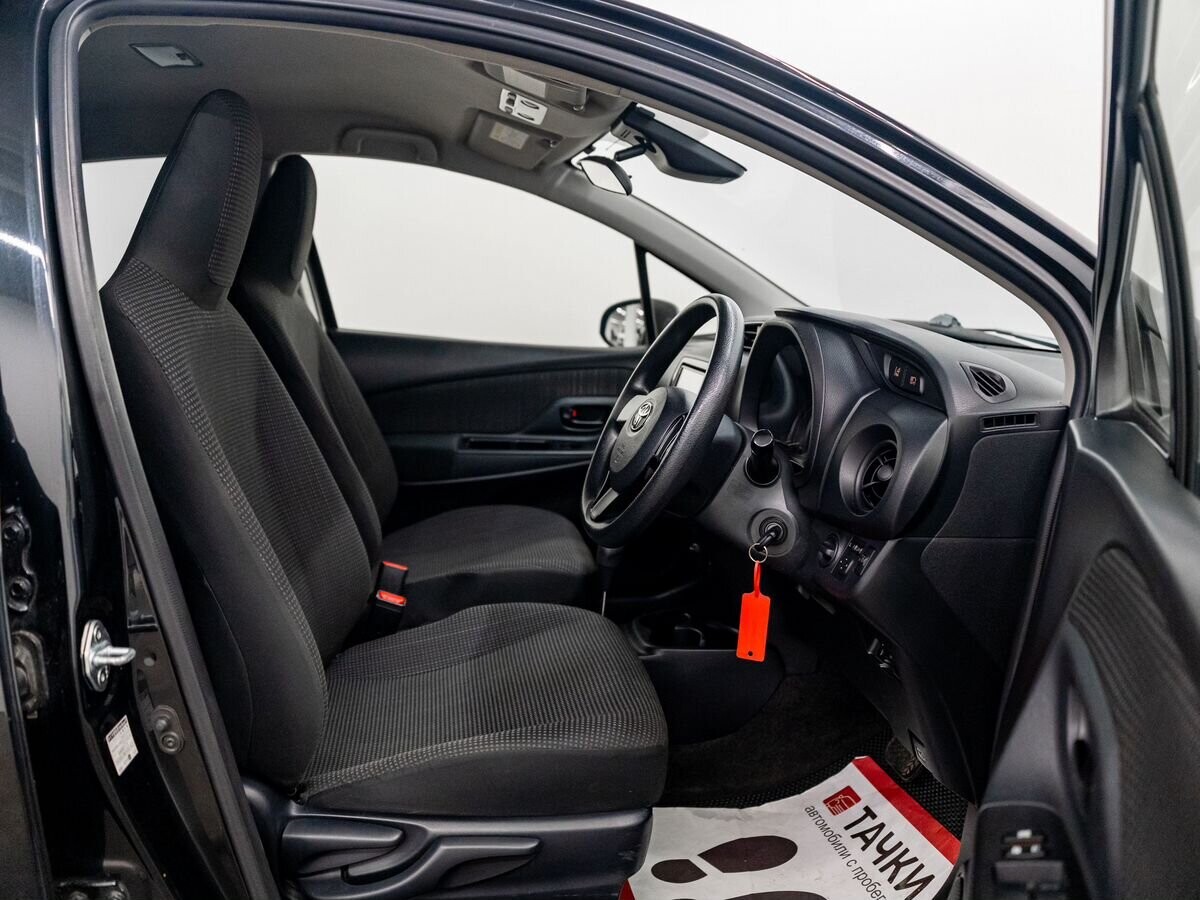 Toyota Vitz 2017 - фото автомобиля