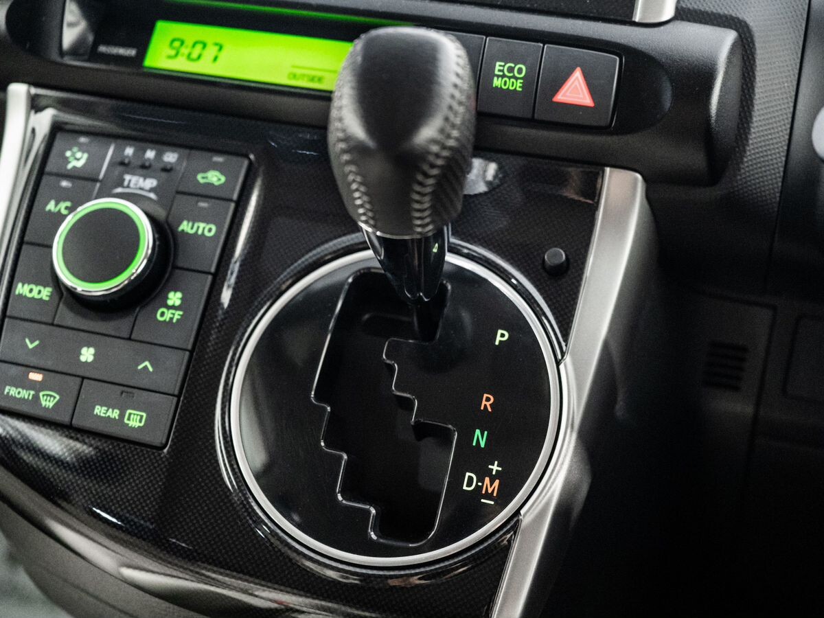 Toyota Wish 2012 - фото автомобиля