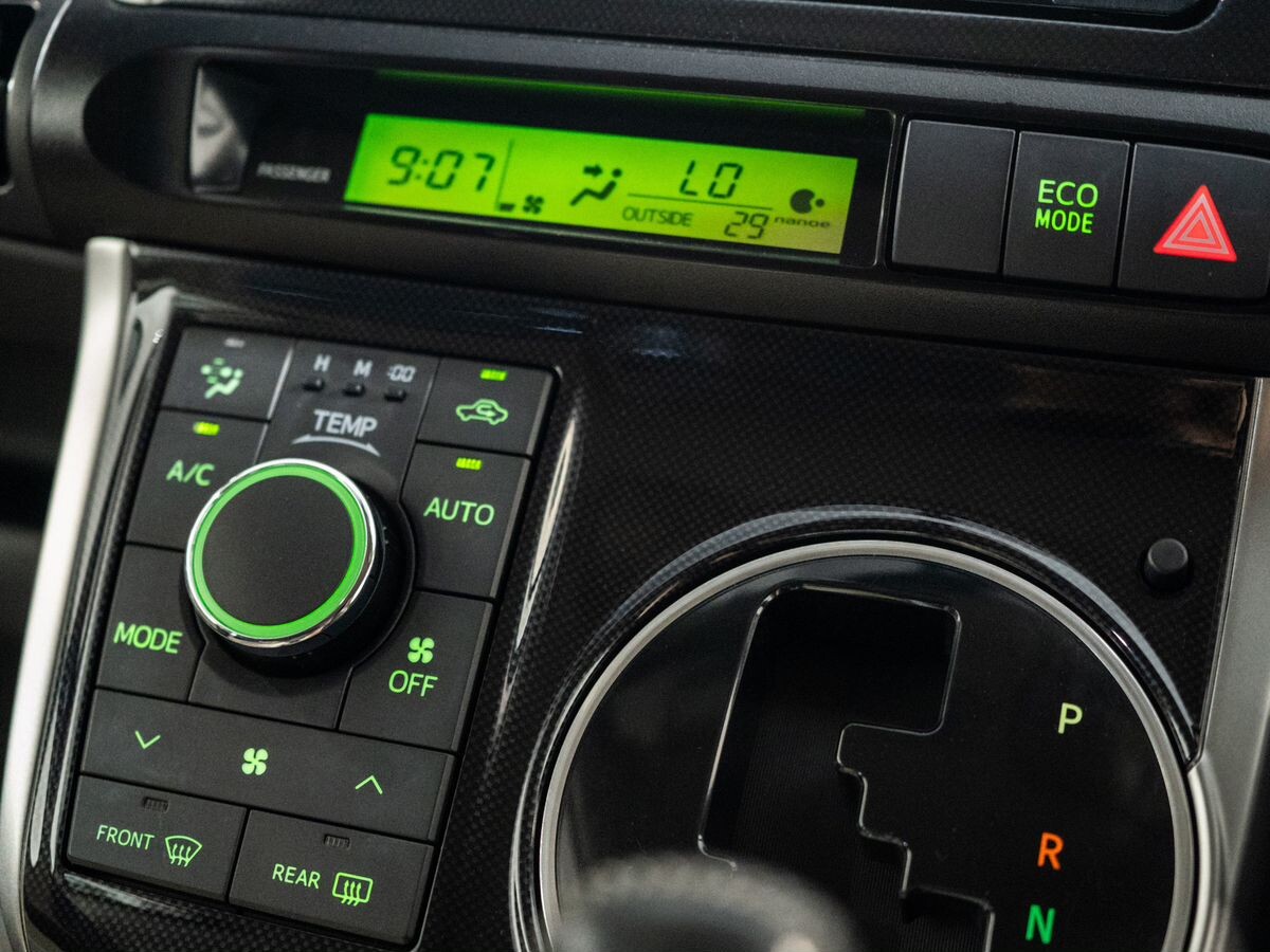 Toyota Wish 2012 - фото автомобиля