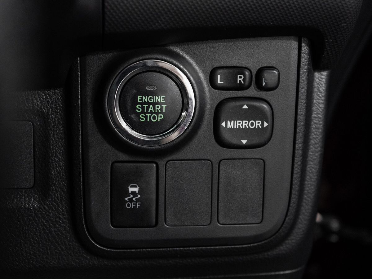 Toyota Wish 2012 - фото автомобиля