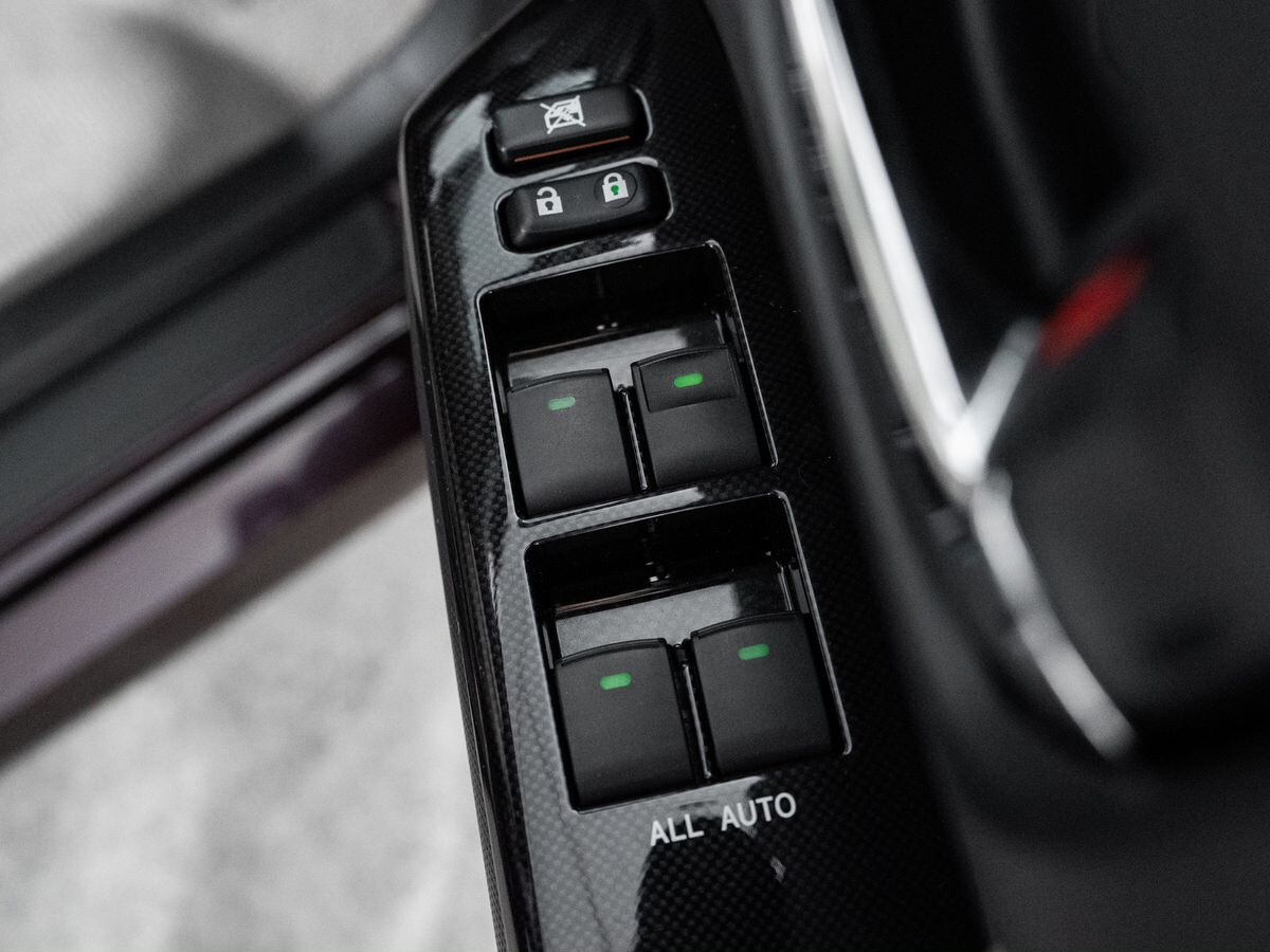 Toyota Wish 2012 - фото автомобиля