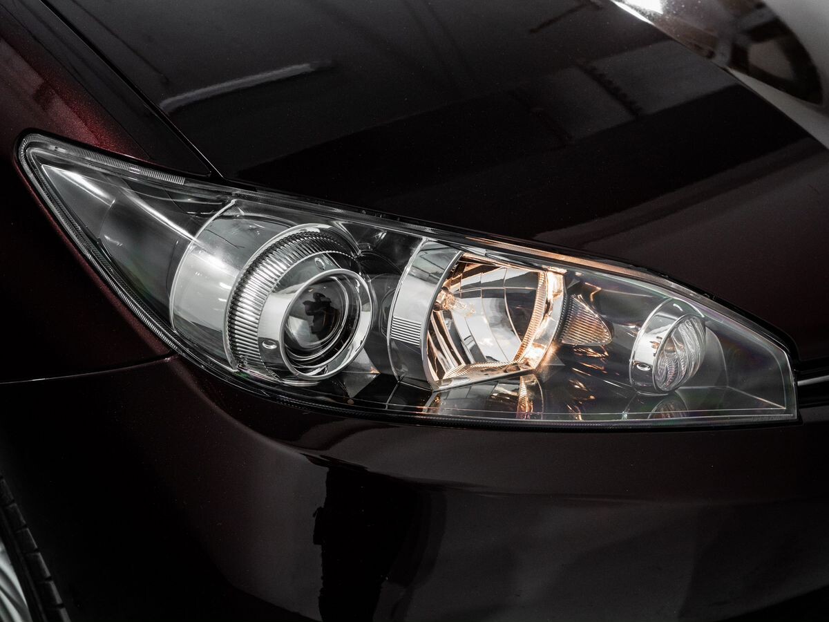 Toyota Wish 2012 - фото автомобиля