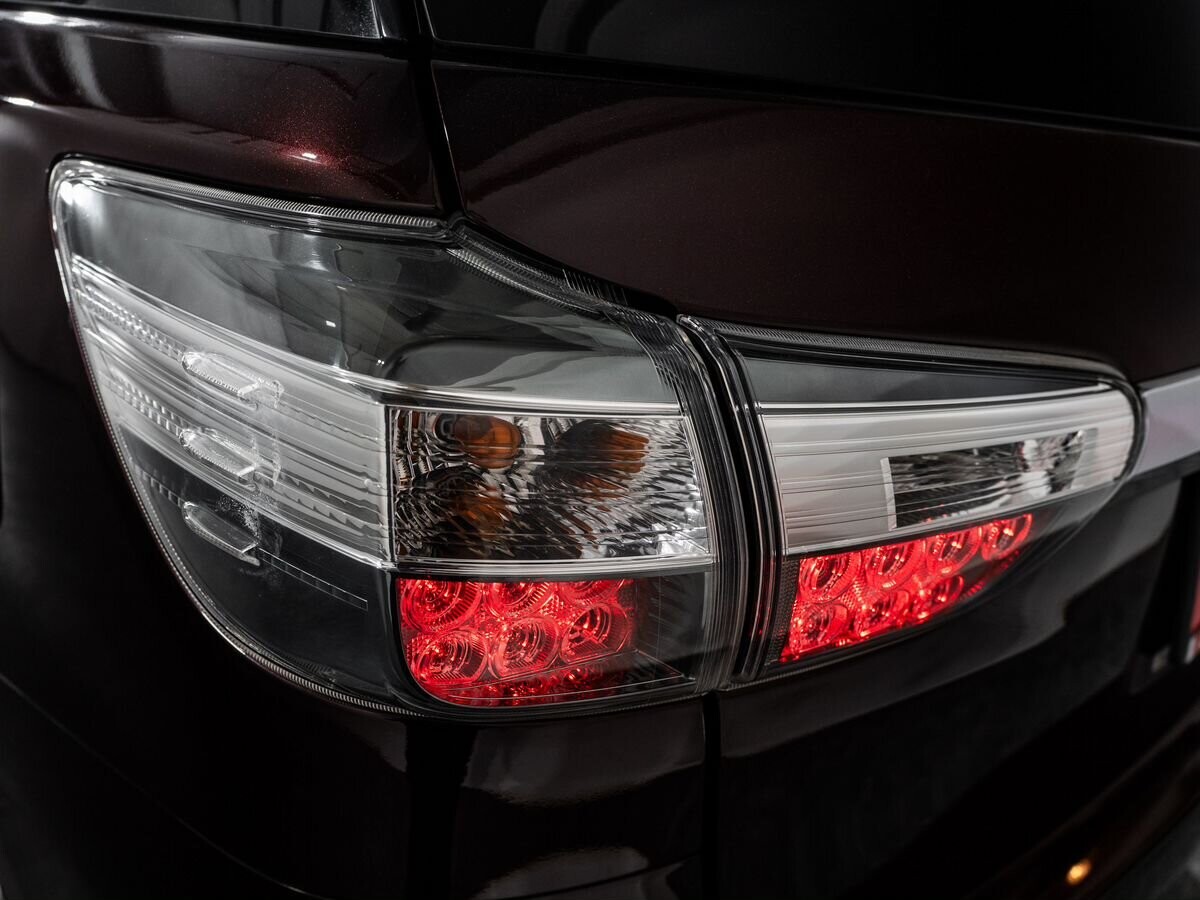 Toyota Wish 2012 - фото автомобиля