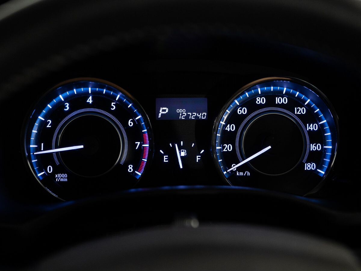 Toyota Wish 2012 - фото автомобиля
