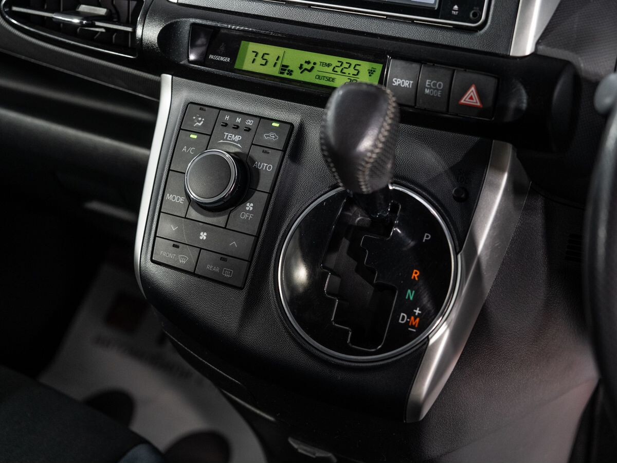 Toyota Wish 2009 - фото автомобиля