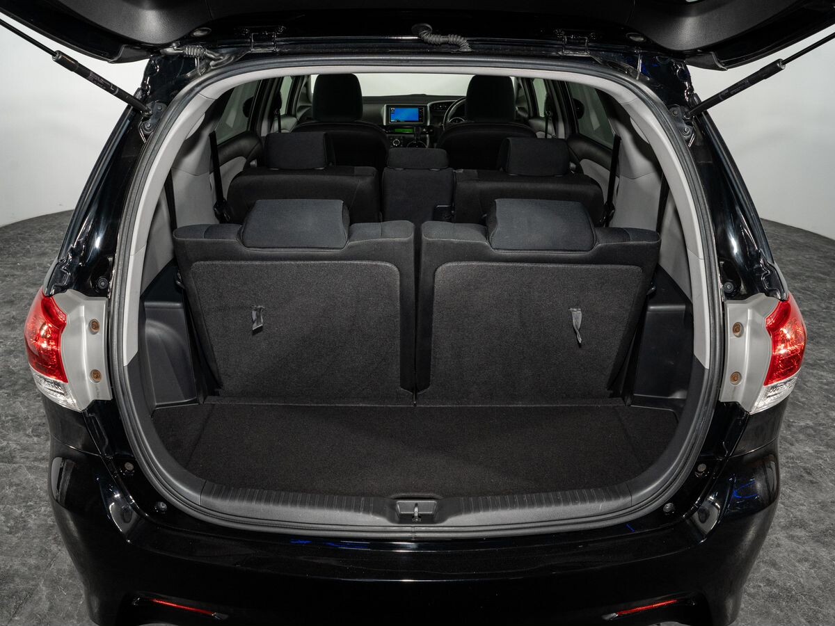 Toyota Wish 2009 - фото автомобиля
