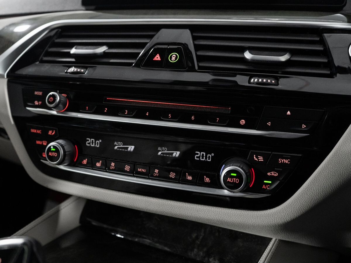 BMW 5-Series 2018 - фото автомобиля