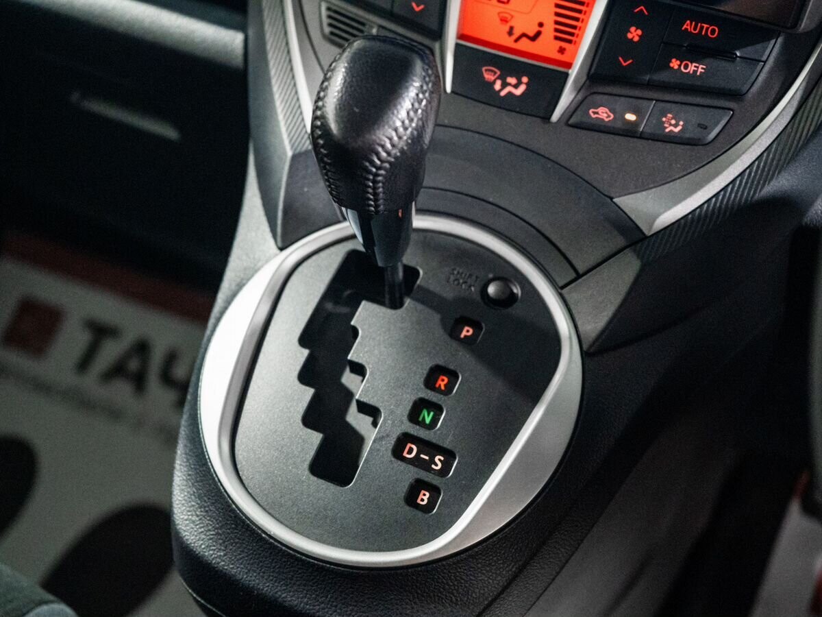 Toyota Ractis 2011 - фото автомобиля