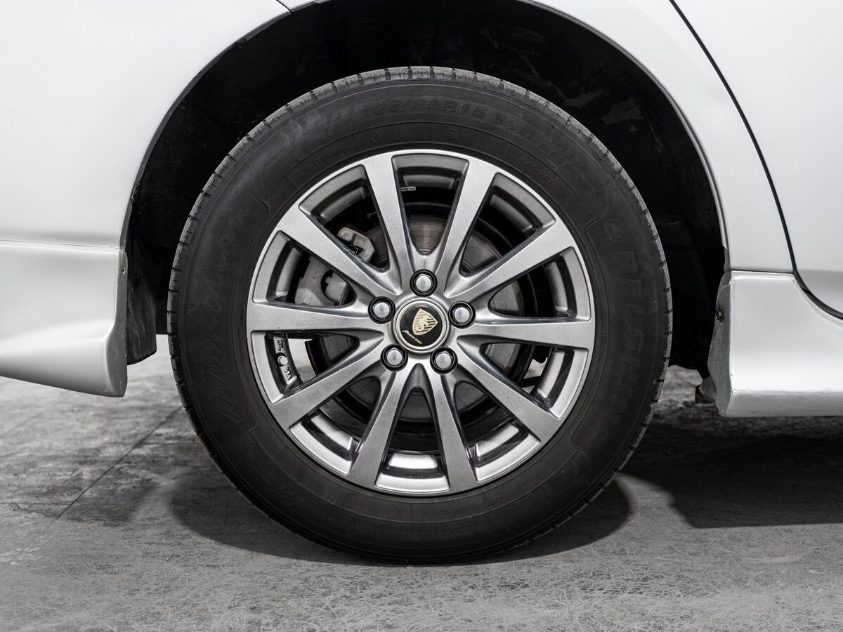 Toyota Prius 2011 - фото автомобиля