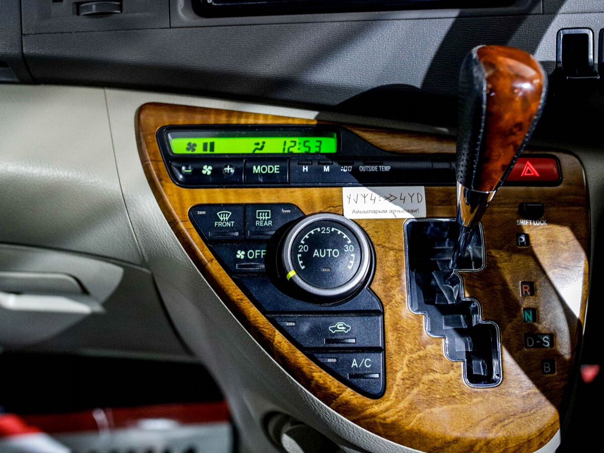 Toyota Isis 2010 - фото автомобиля