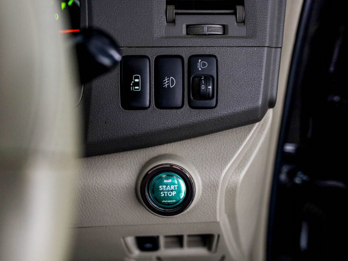 Toyota Isis 2010 - фото автомобиля