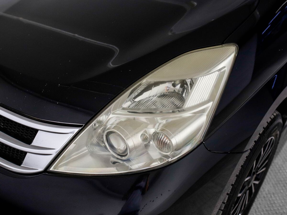 Toyota Isis 2010 - фото автомобиля