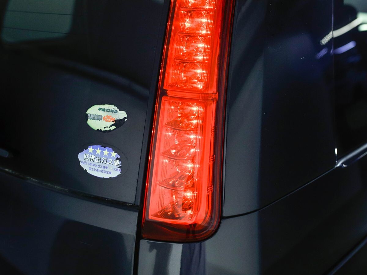 Toyota Isis 2010 - фото автомобиля
