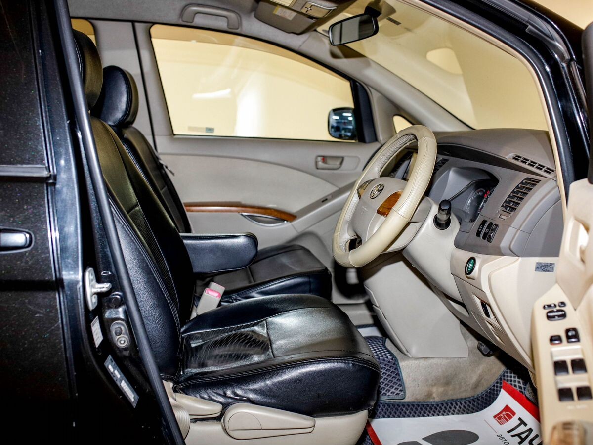Toyota Isis 2010 - фото автомобиля