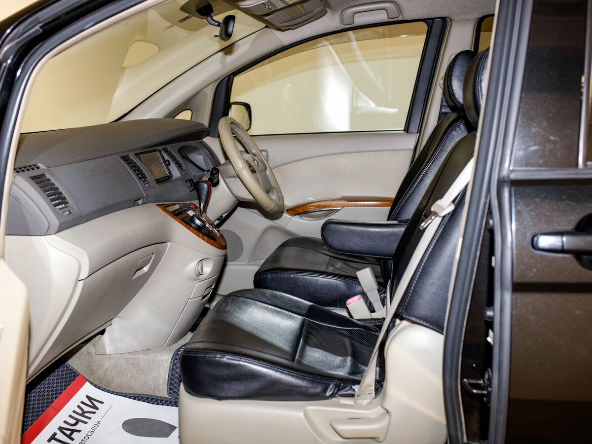 Toyota Isis 2010 - фото автомобиля