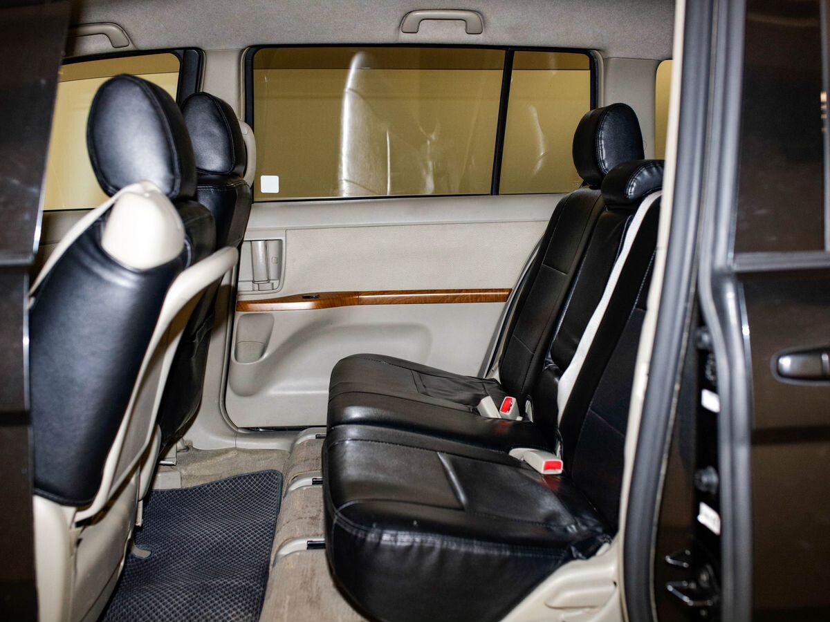 Toyota Isis 2010 - фото автомобиля