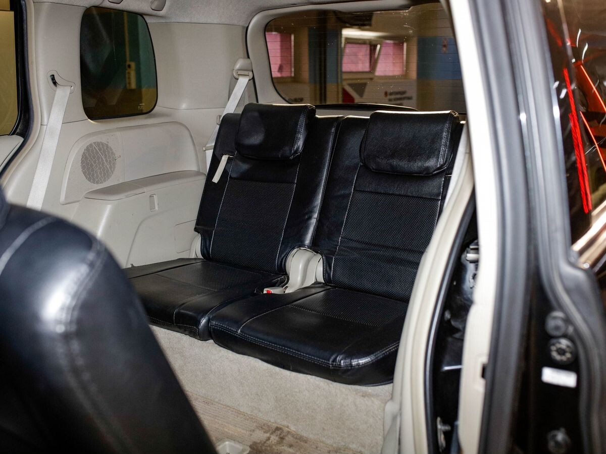 Toyota Isis 2010 - фото автомобиля