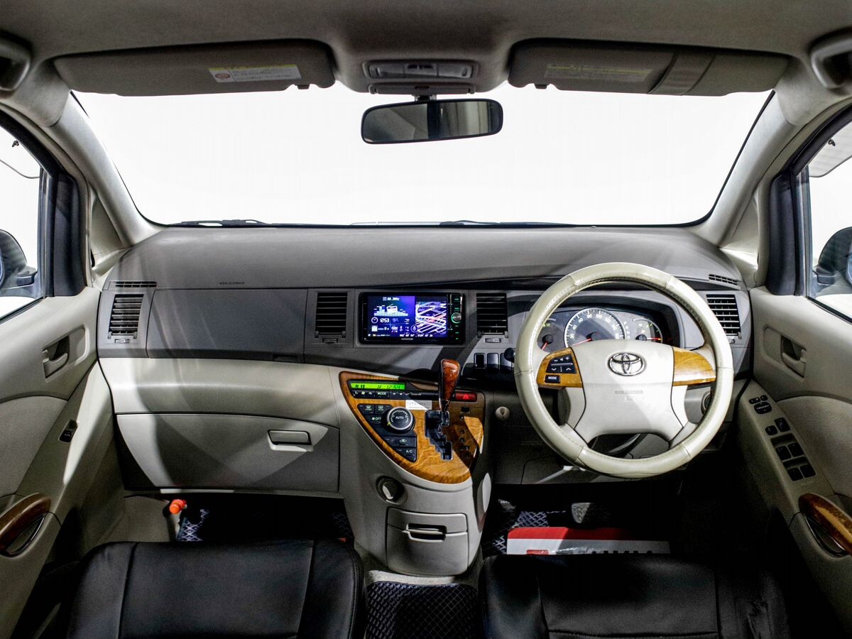 Toyota Isis 2010 - фото автомобиля
