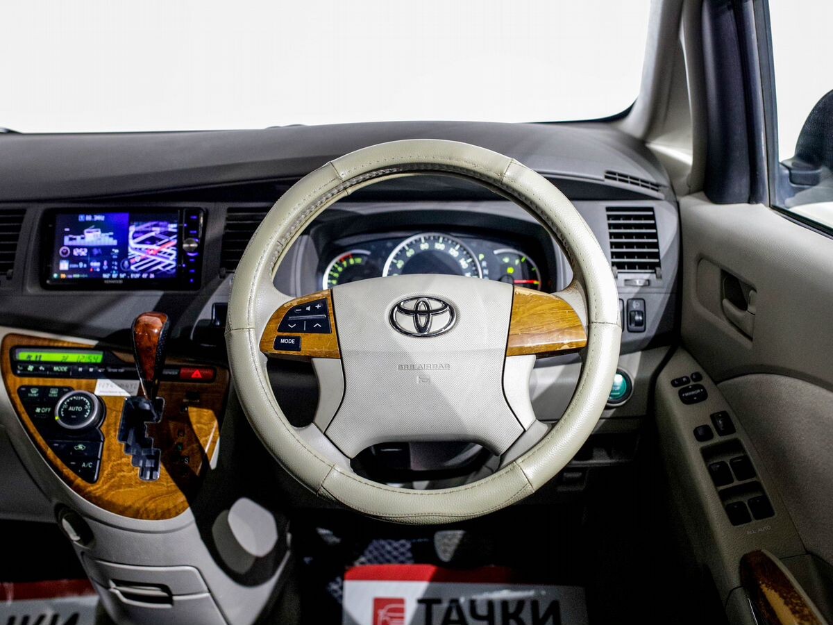 Toyota Isis 2010 - фото автомобиля