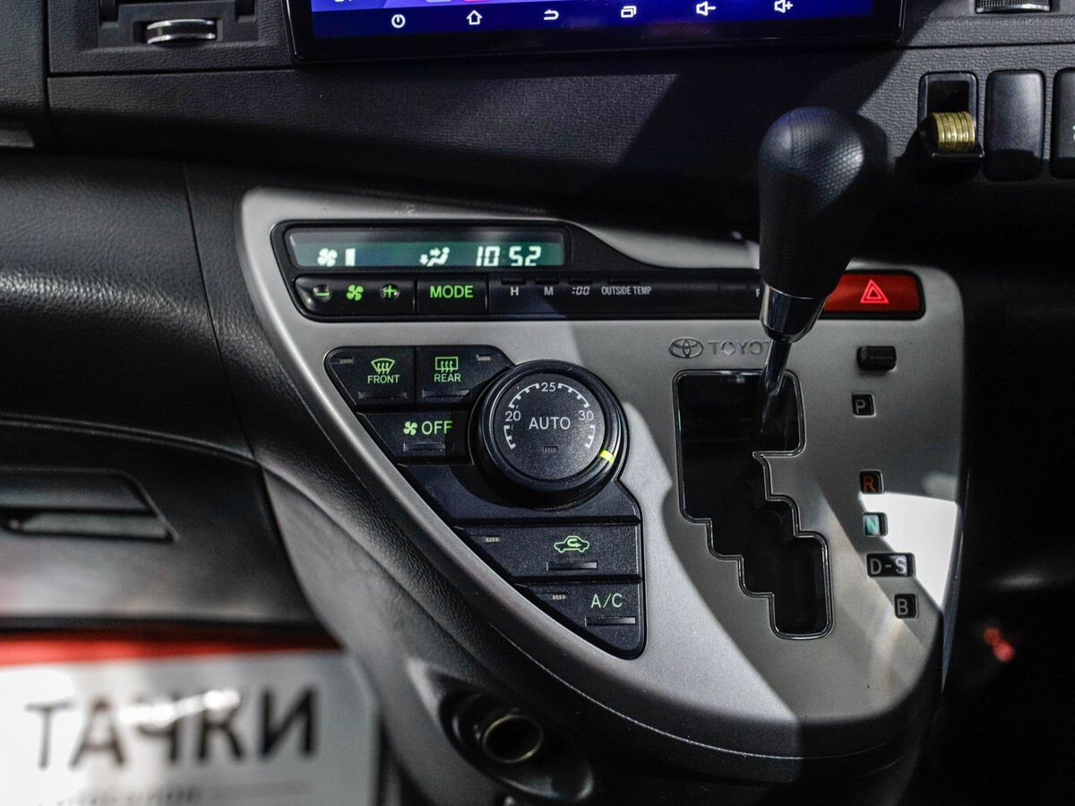 Toyota Isis 2013 - фото автомобиля
