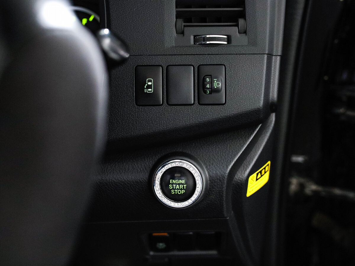 Toyota Isis 2013 - фото автомобиля