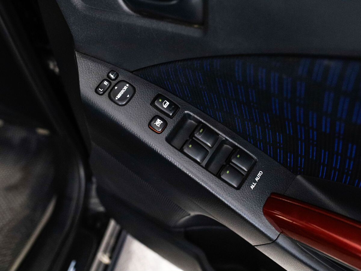 Toyota Isis 2013 - фото автомобиля