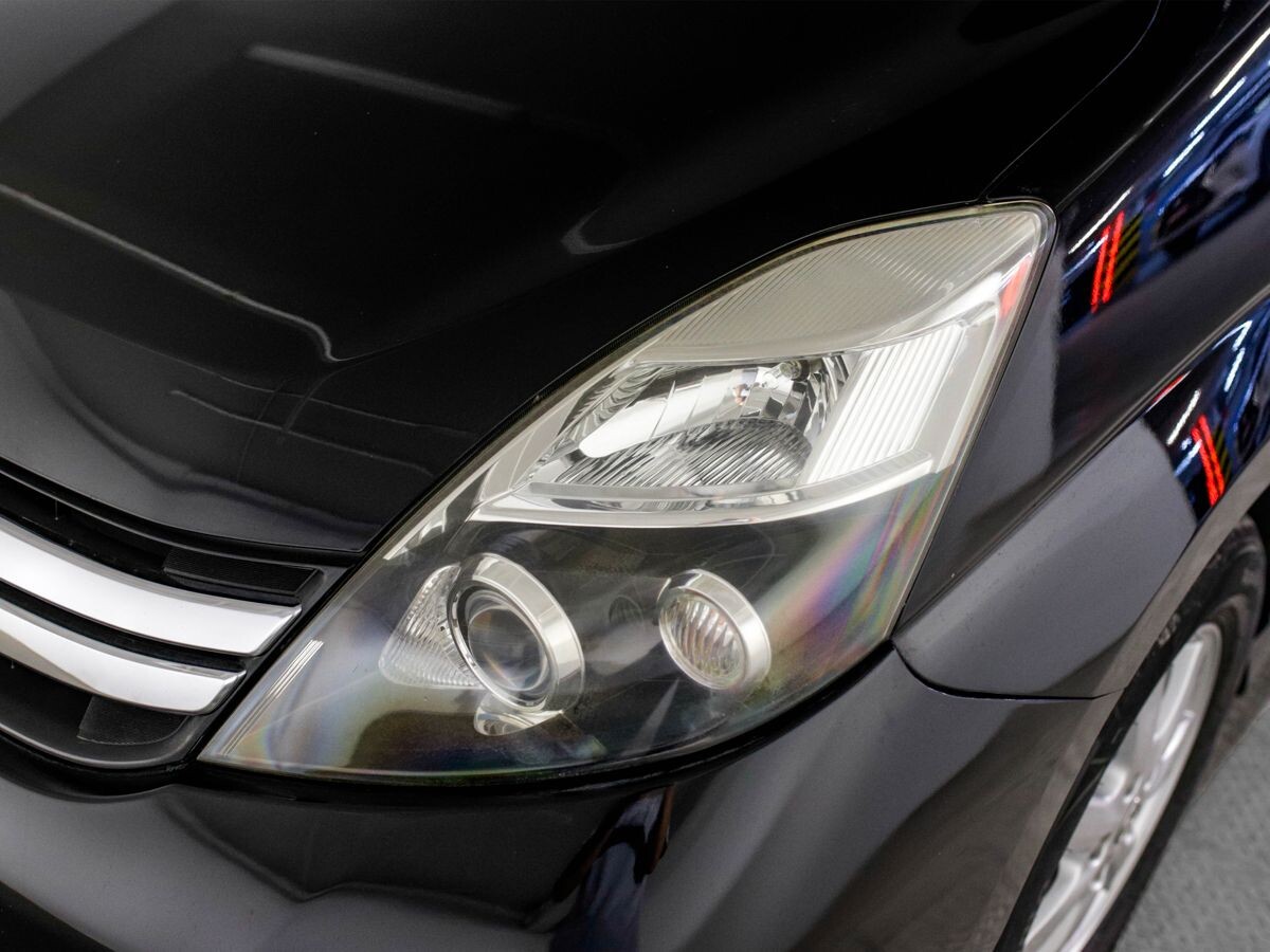 Toyota Isis 2013 - фото автомобиля