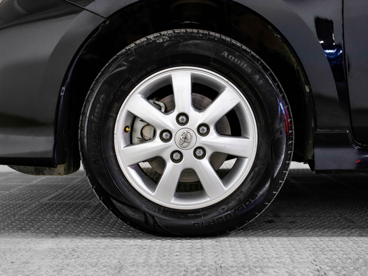 Toyota Isis 2013 - фото автомобиля
