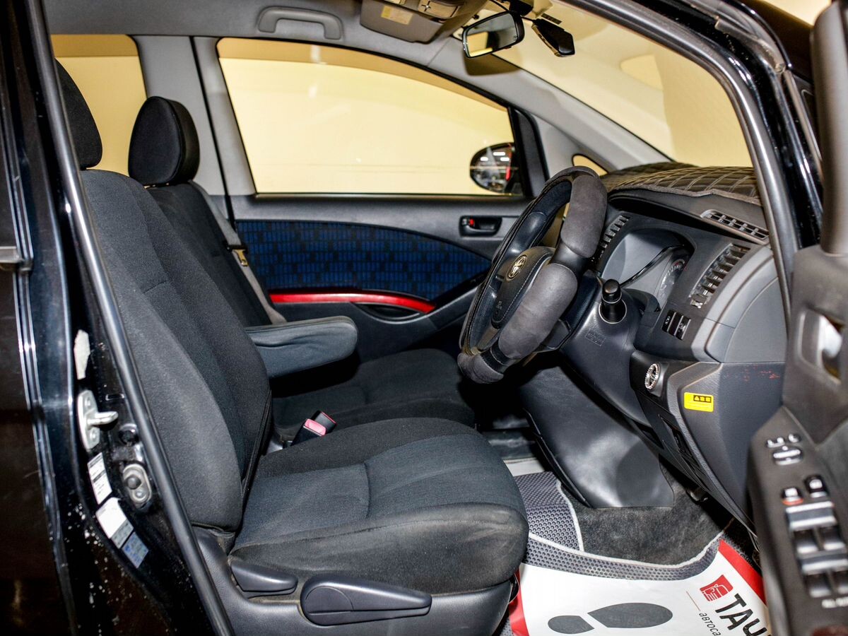 Toyota Isis 2013 - фото автомобиля