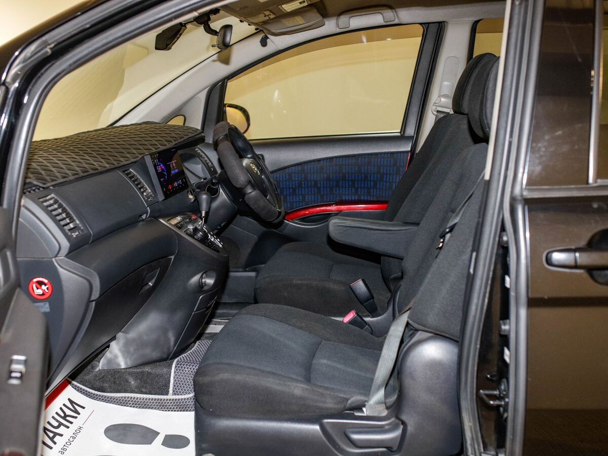 Toyota Isis 2013 - фото автомобиля