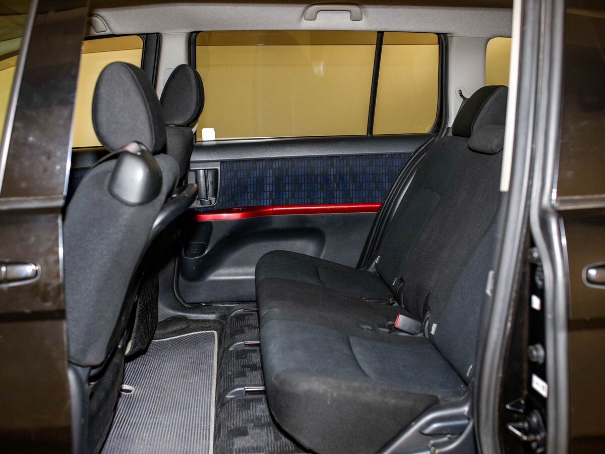 Toyota Isis 2013 - фото автомобиля