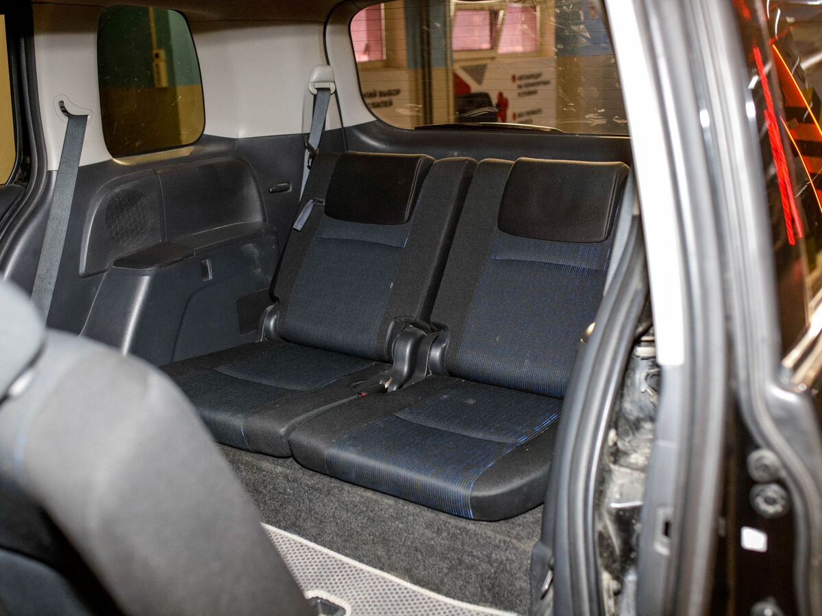 Toyota Isis 2013 - фото автомобиля