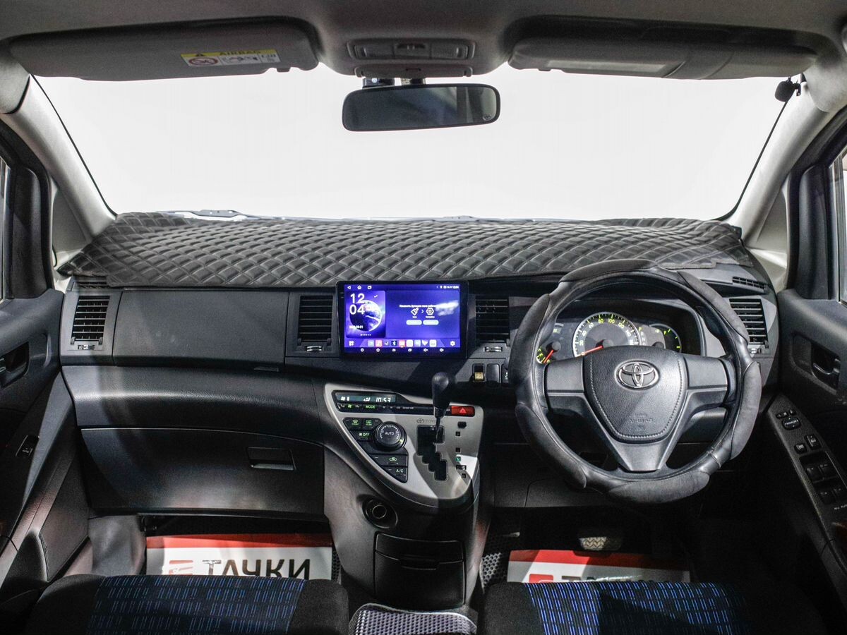 Toyota Isis 2013 - фото автомобиля
