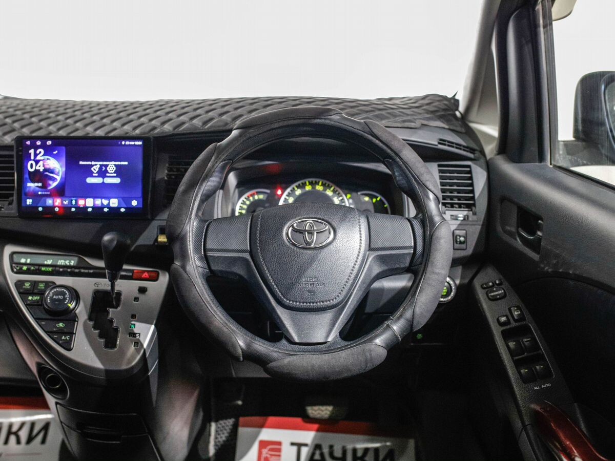 Toyota Isis 2013 - фото автомобиля