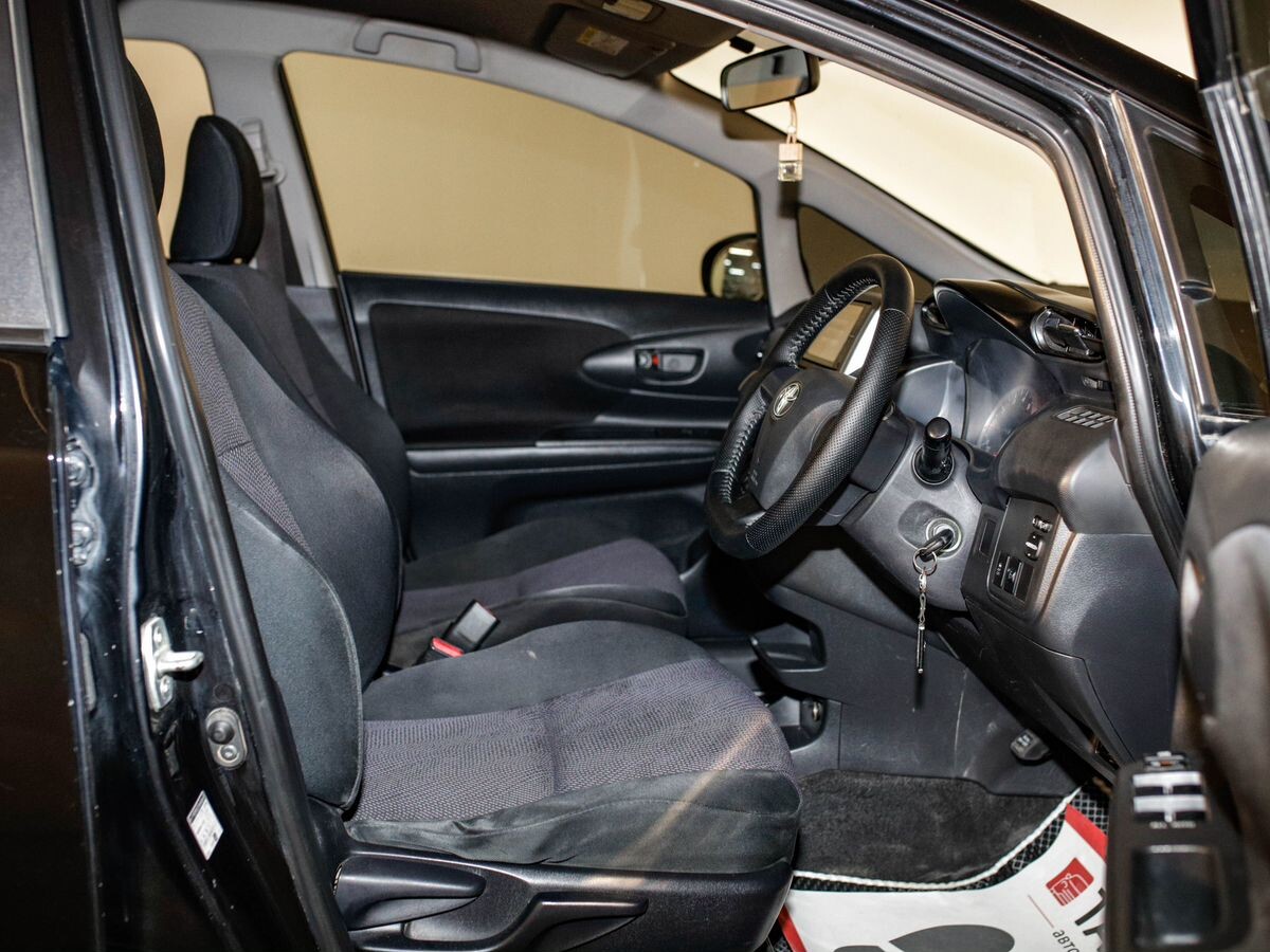 Toyota Wish 2015 - фото автомобиля