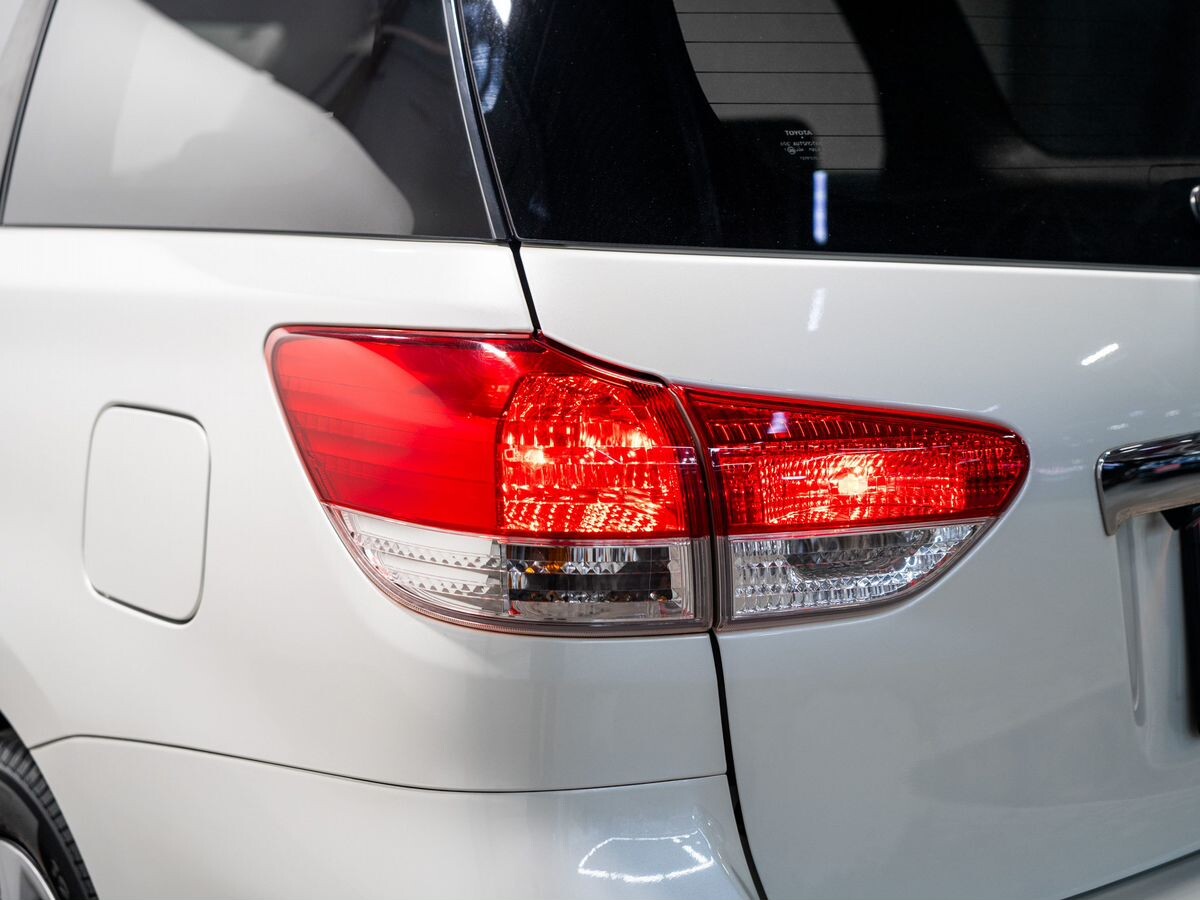 Toyota Wish 2010 - фото автомобиля