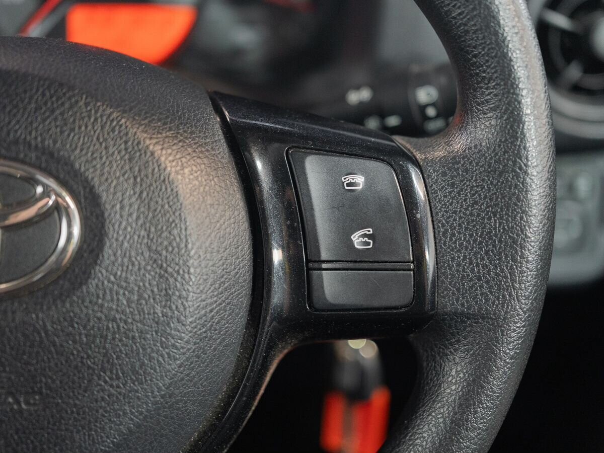 Toyota Vitz 2018 - фото автомобиля
