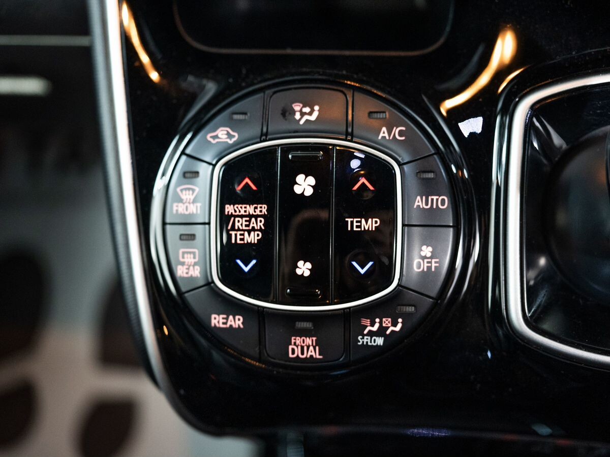 Toyota Esquire 2017 - фото автомобиля