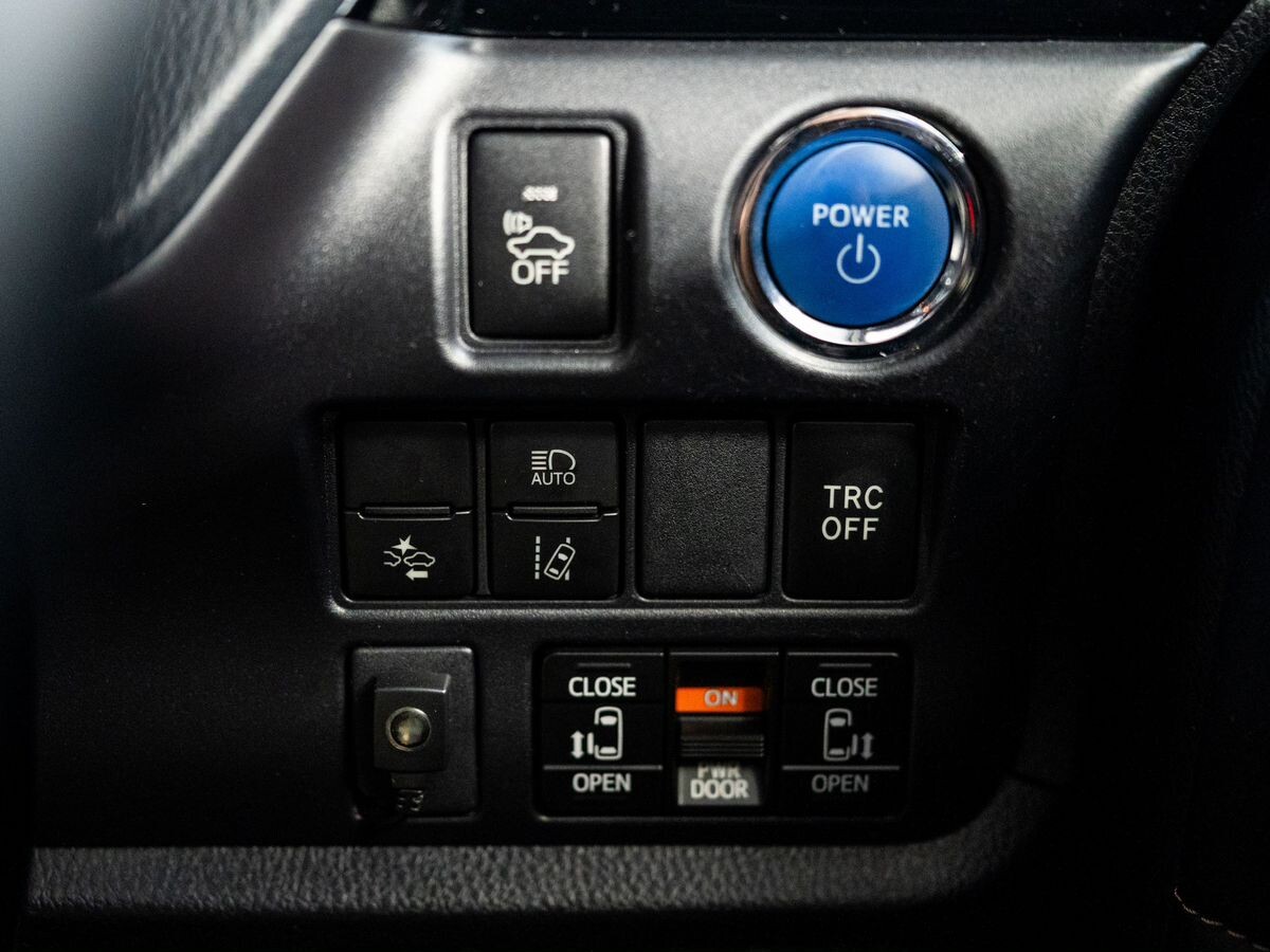 Toyota Esquire 2017 - фото автомобиля