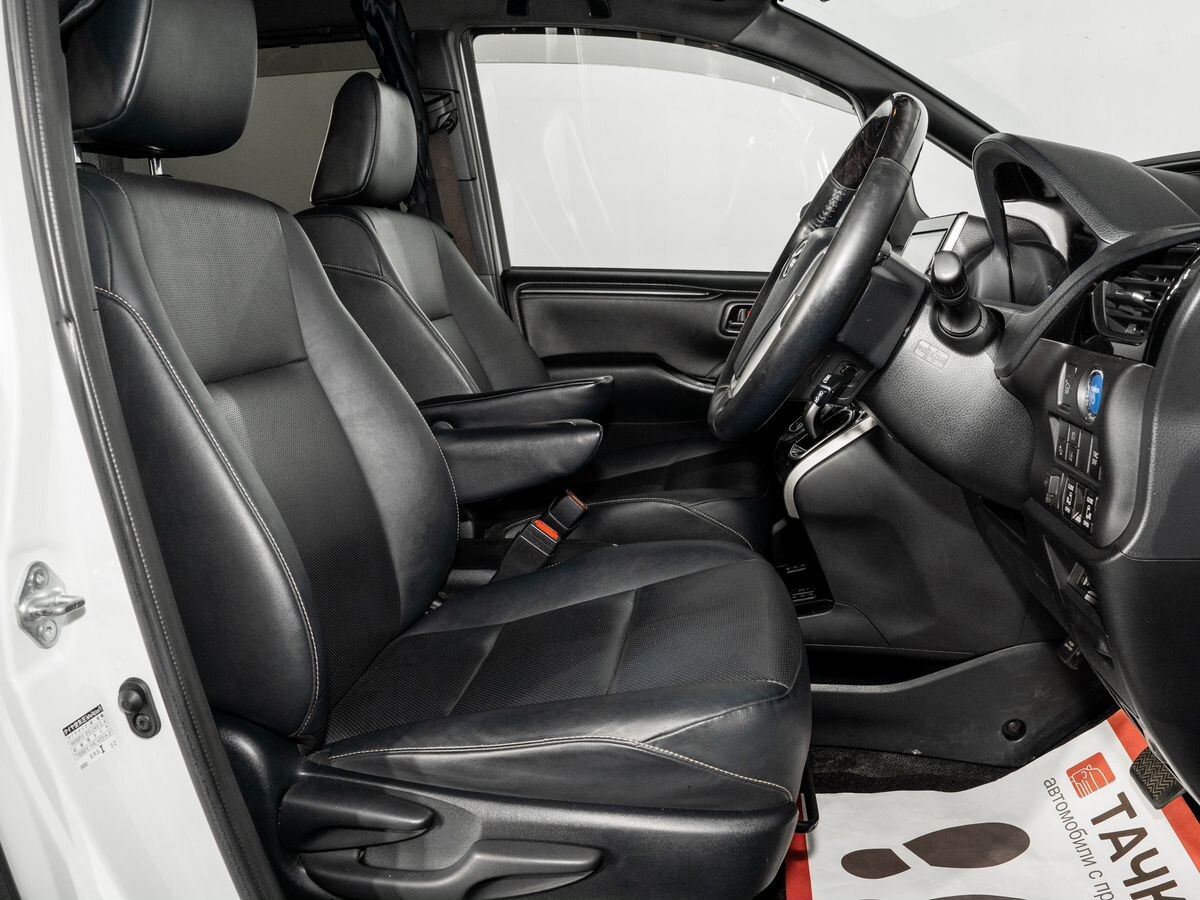Toyota Esquire 2017 - фото автомобиля