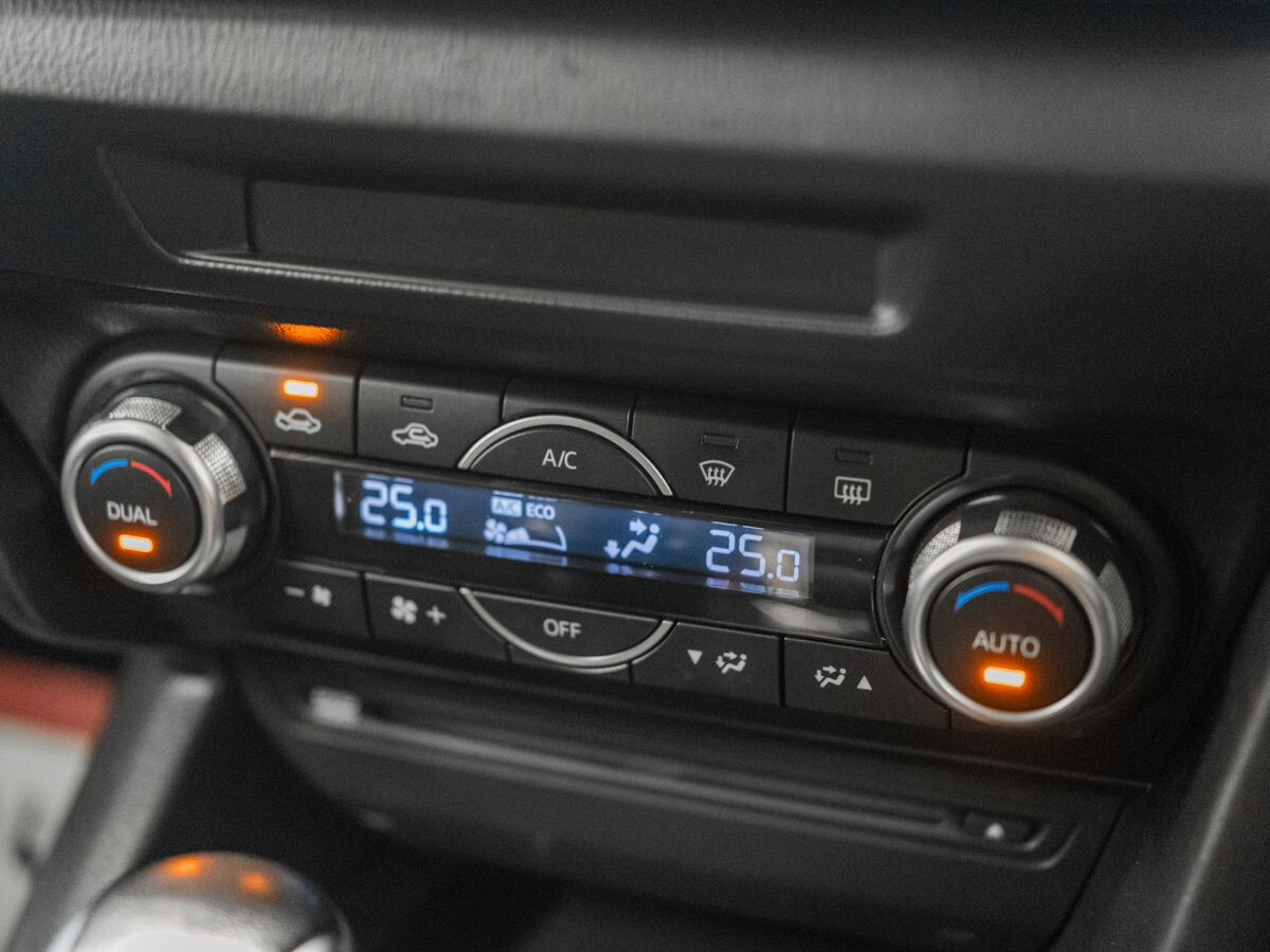 Mazda Axela 2017 - фото автомобиля